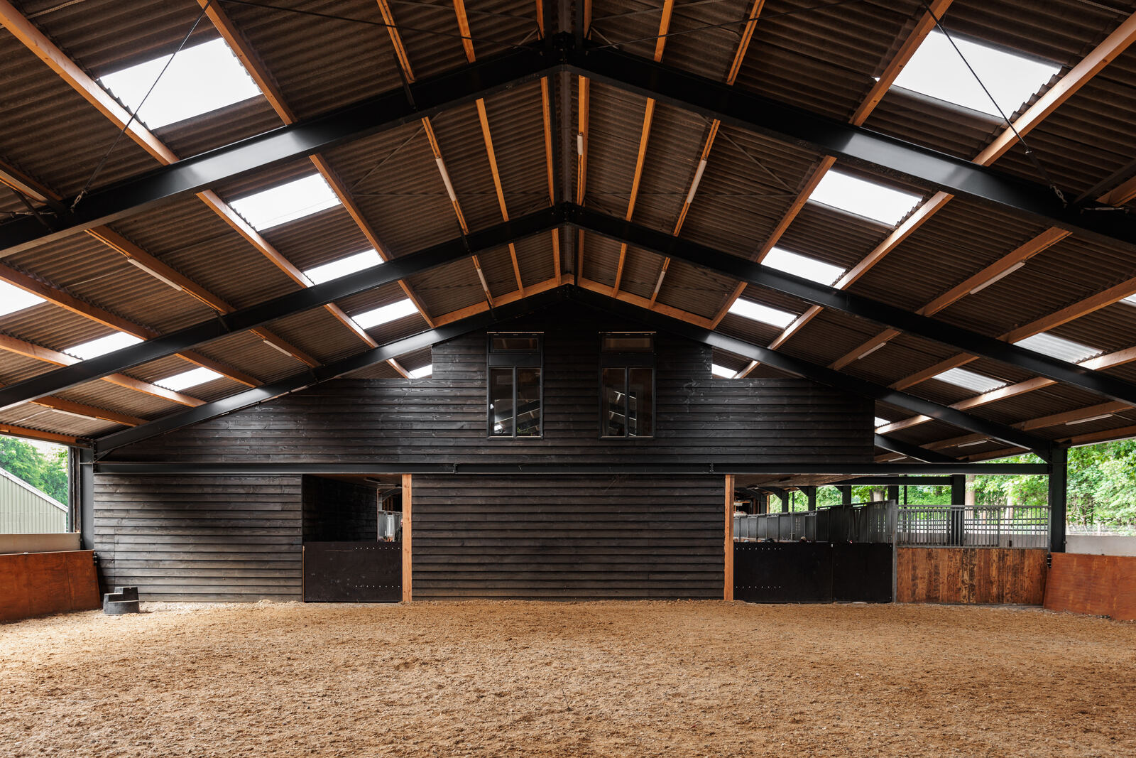 Binnenrijbaan met houten dakconstructie en staalwerk, sfeerbeeld houtbouw Totaaltuin Arnhem Binnenrijbaan met houten dakconstructie en staalwerk, sfeerbeeld houtbouw Totaaltuin Arnhem